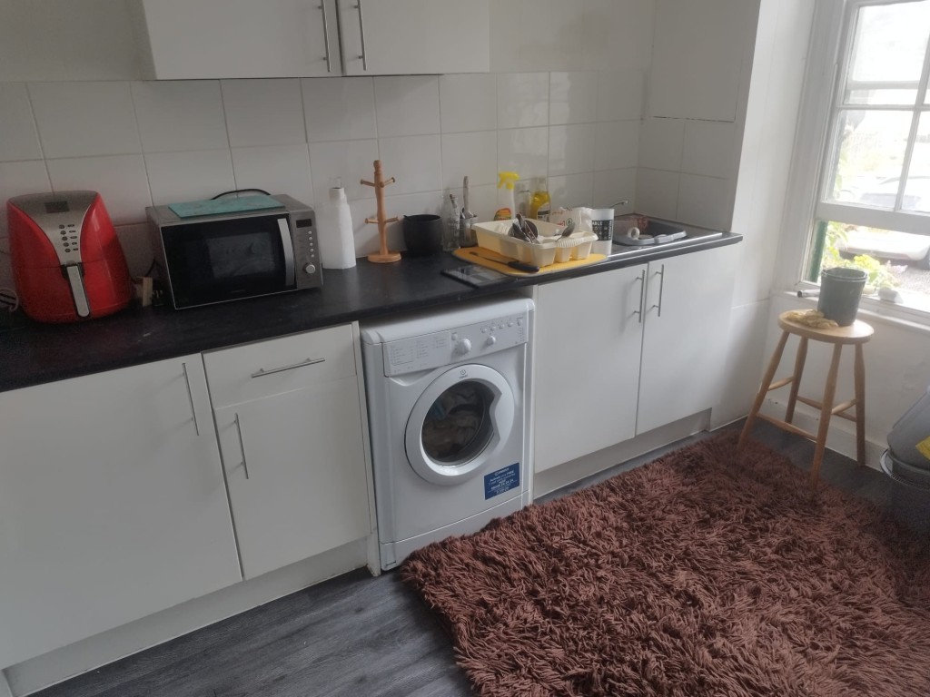 Lot: 45 - FREEHOLD MIXED COMMERCIAL/RESIDENTIAL INVESTMENT PLUS LAND WITH LAPSED PLANNING - Kitchen of maisonette